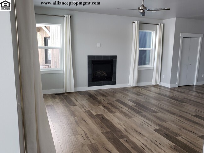 Foto del edificio - Beautiful Large 4bd/2.5ba 2332sqft home in The Lakes Subdivision