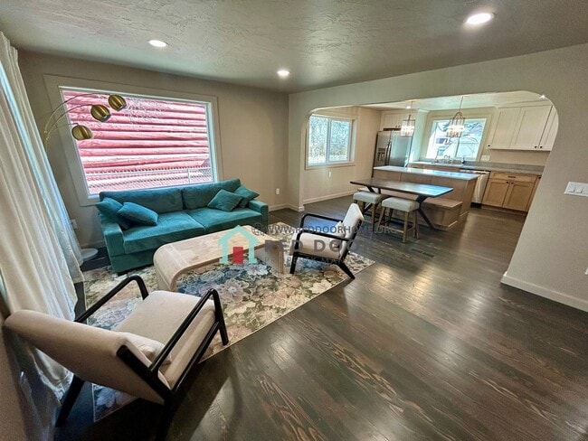 Building Photo - Spacious 5 bedroom, 3 bathroom single-family home.