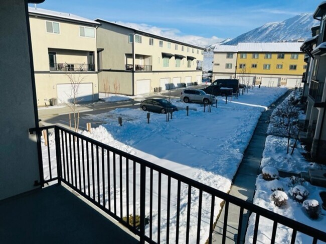 Foto del edificio - Beautiful 2018 townhome with 2 car garage ...