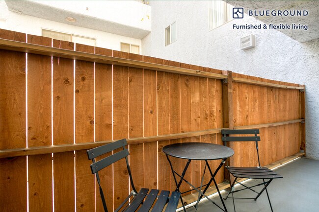 Foto del edificio - 616 N Sweetzer Ave