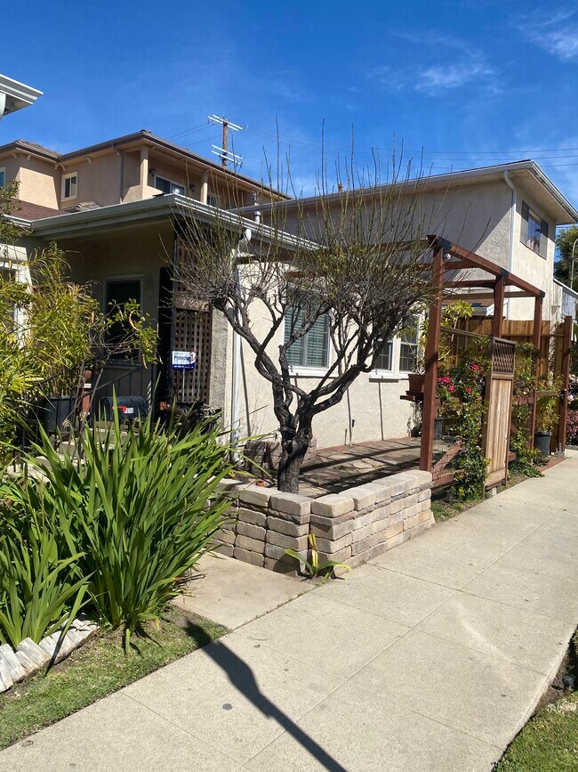 Building Photo - 1854 S Barrington Ave