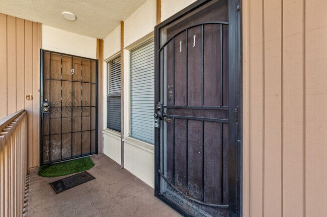 Foto del edificio - GREAT HILLCREST NEWLY RENOVATED ONE BEDROOM