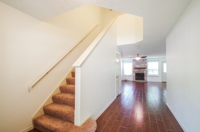 Foto del edificio - Great 4 bed 2.5 bath on Greenbelt