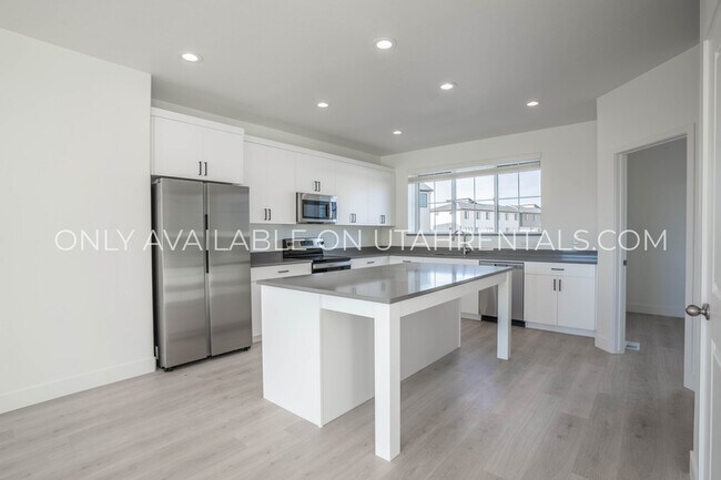 Building Photo - 868 W 540 S