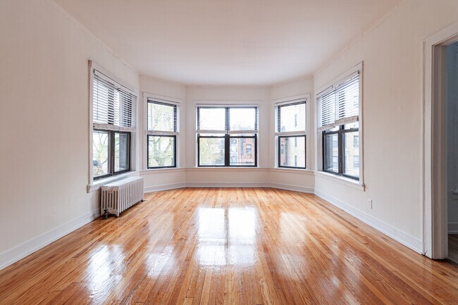 Foto del edificio - 2819 N Pine Grove Ave