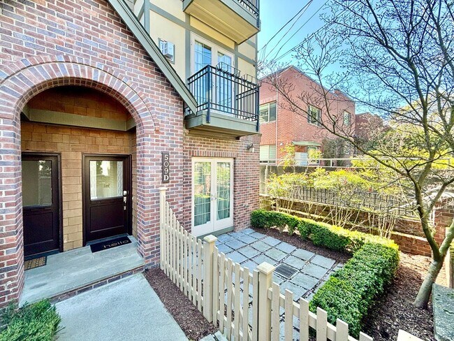 Building Photo - Gorgeous townhome with Space Needle, Mt Ra...