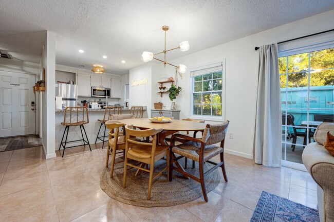 Foto del edificio - 17462 Front Beach Rd