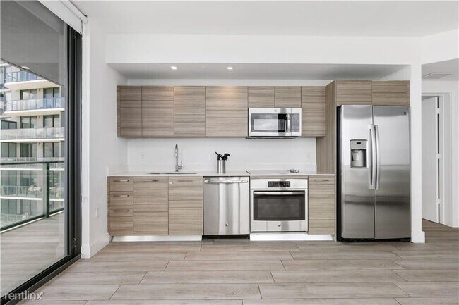 Foto del edificio - 2 br, 2 bath House - 121 NE 34th St Unit 2416