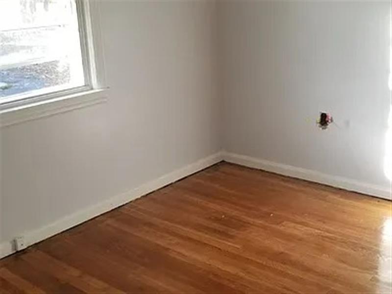Building Photo - this large 4-bed house