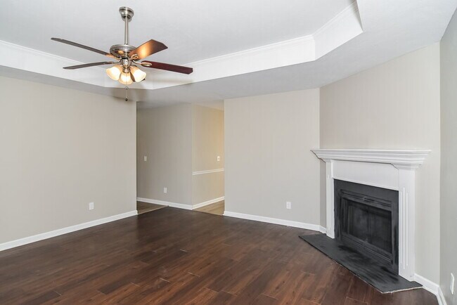 Building Photo - 610 E Lake Cove