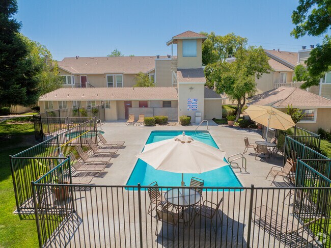 Piscina - Monterey Village