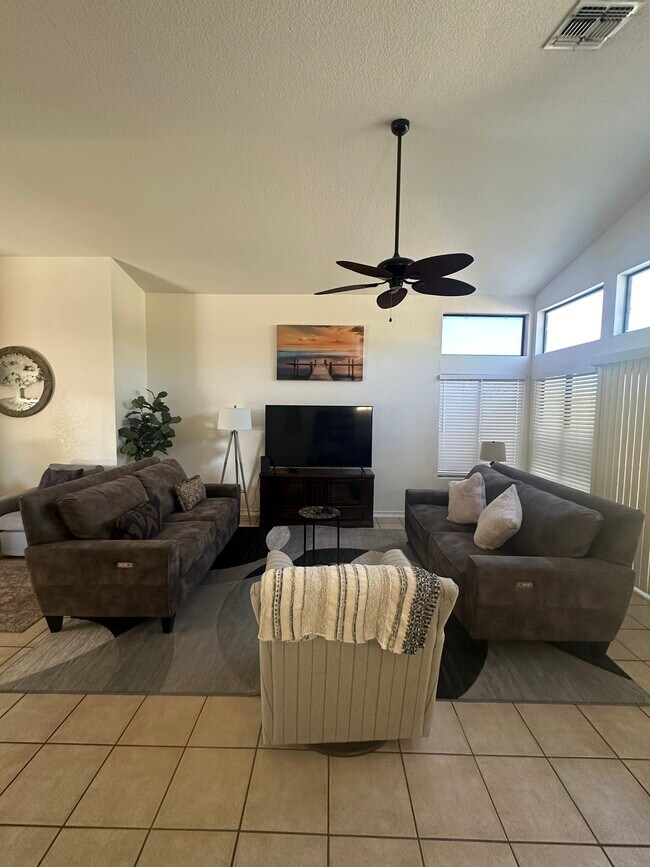 Foto del edificio - 10938 W Poinsettia Dr