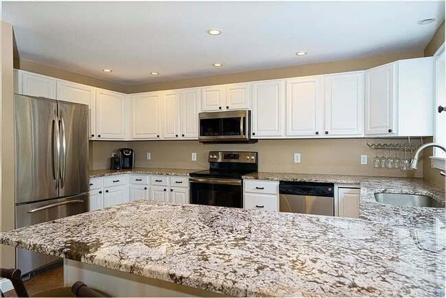Foto del edificio - 32 Fox Meadow Dr