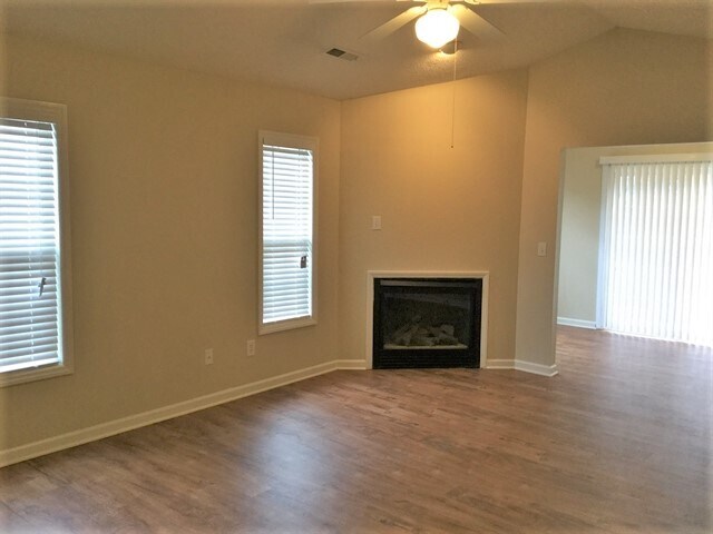 Foto del edificio - 5670 Regent Village Drive