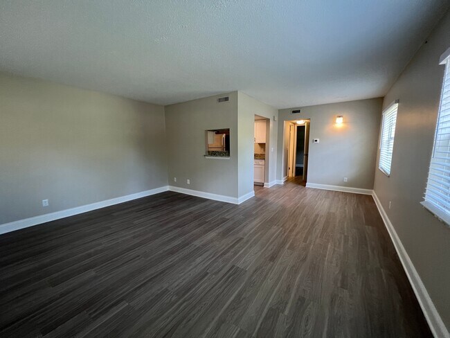 Building Photo - 1 Bed/1 Bath - Unit 5