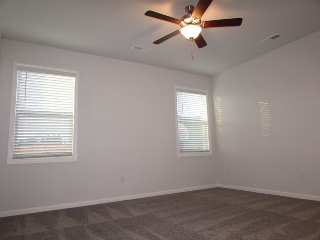 Foto del edificio - Spacious 4 Bedroom/ 3 Bathroom Home in Lovely Terrell - 2 Car Garage - Washer/Dryer and Lawn Main...