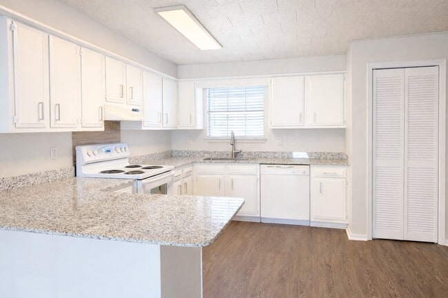 Building Photo - Trailwood Village Apartments