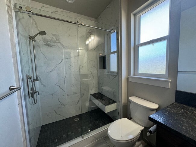 Building Photo - 654 N View Dr