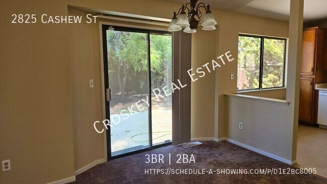 Foto del edificio - Move in ready! Updated home, spacious floo...