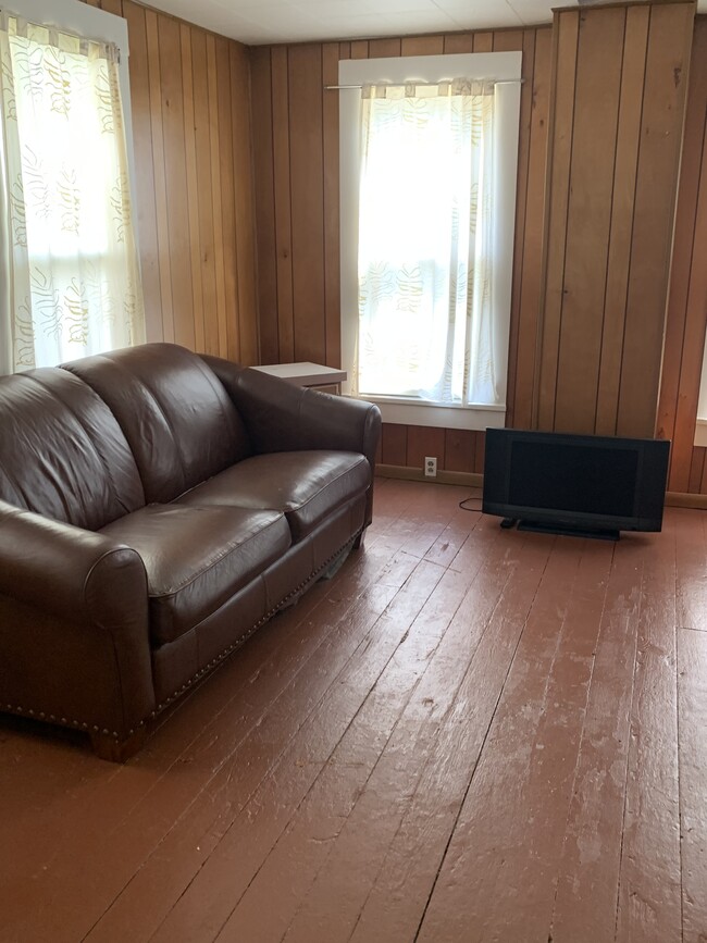 Living area. 3 living areas. One could be extra bedroom - 915 E Pearl St
