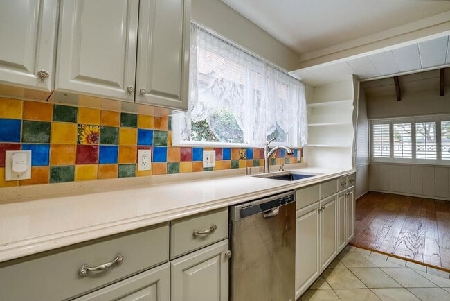 Foto del edificio - 229 N Hollywood Way