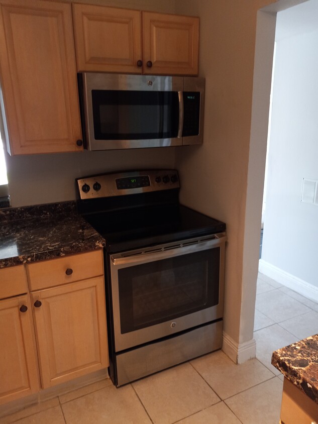 New Stainless steel appliance - 4324 nw 9th ave