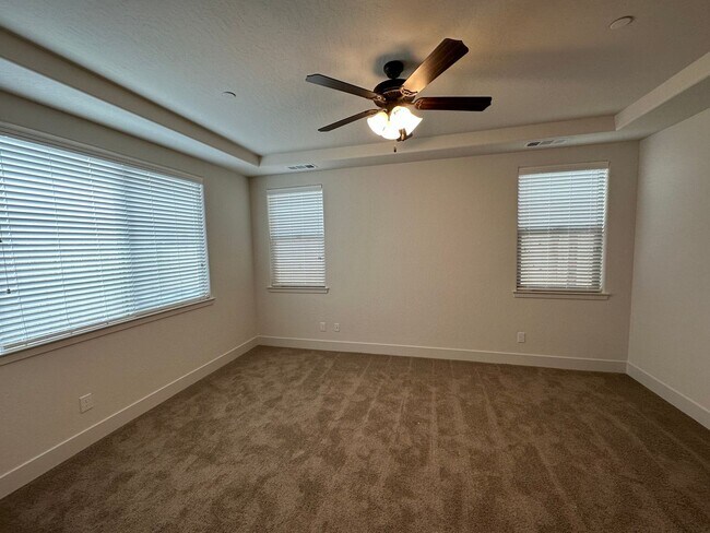 Foto del edificio - Available Now!