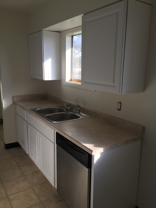 Foto del edificio - 2 bedroom 1 bath with 1 car garage