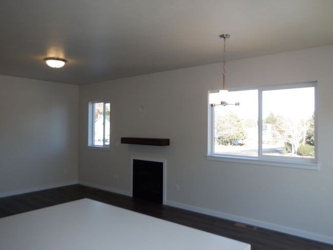 Building Photo - 3 Bed/2.5 Bath Townhome with Water/Sewer/G...