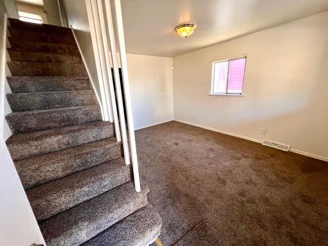Building Photo - Recently Renovated - 3 bedroom 2 bathroom ...
