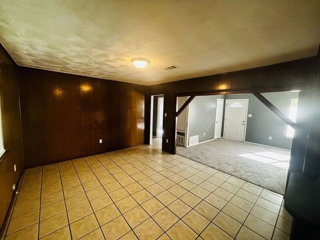 Building Photo - 5665 Queen Mary Ln
