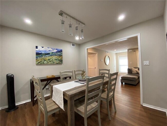 Foto del edificio - 704 Dunbar Dr