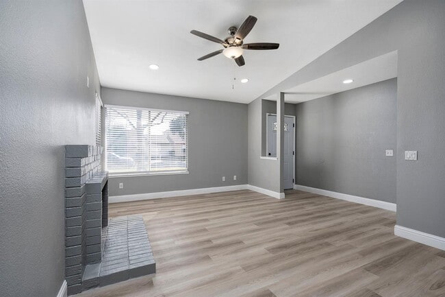Building Photo - 5817 Jamaica Ln