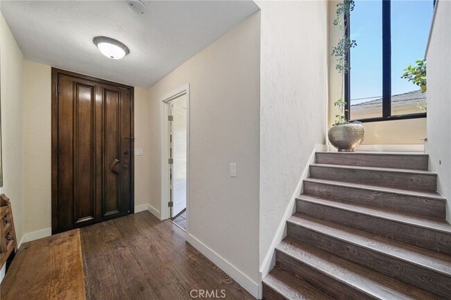 Foto del edificio - 215 Monterey Dr