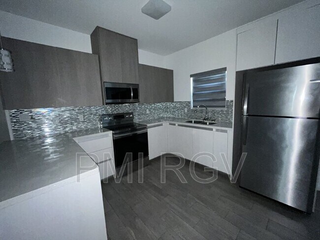 Foto del edificio - 805 W Garrison Dr