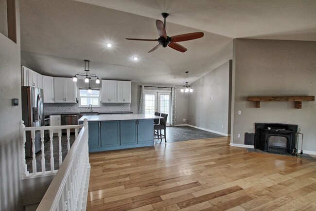 Building Photo - 5 bed 3 bath on 10 acres and barn and addi...