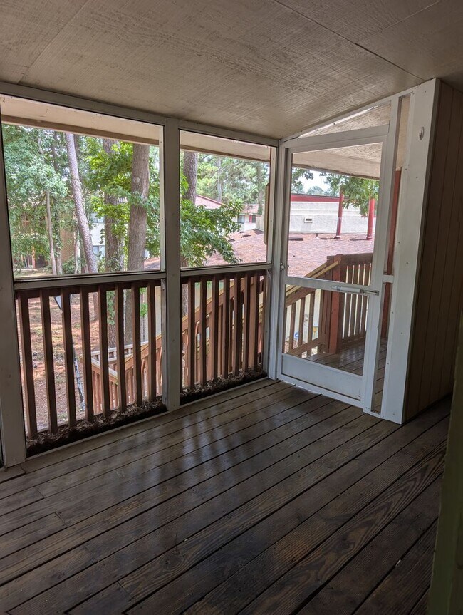 Building Photo - 2/1 Condo with screened porch and community pool