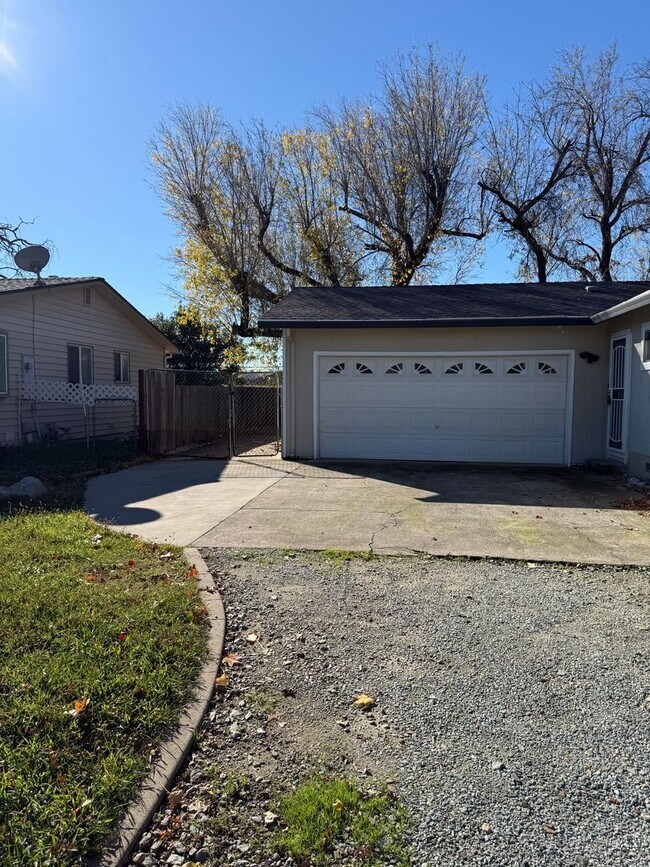 Foto del edificio - 3-bedroom, 2-bathroom home in Redding Updated Interior!