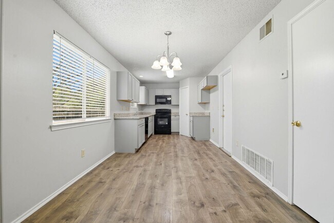 Building Photo - CHARMING 3 Bedroom - NORTHWEST CROSSING