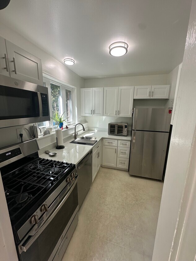 Foto principal - 10301 Montrose Ave