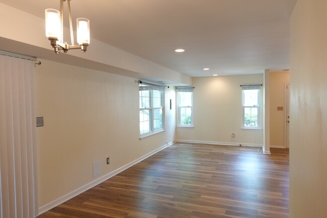 Building Photo - 3001 N Dale Ct