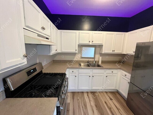 Foto del edificio - 1736 St Anne St