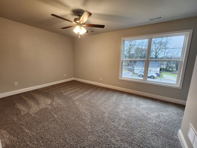 Building Photo - 5 Bedroom 2 Bathroom Home for Rent close t...