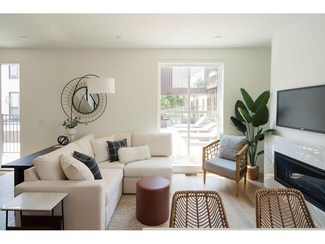 Building Photo - 9 West Dr