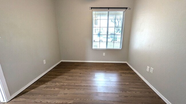 Building Photo - Beautiful 3 Bedroom 2 Bath Home