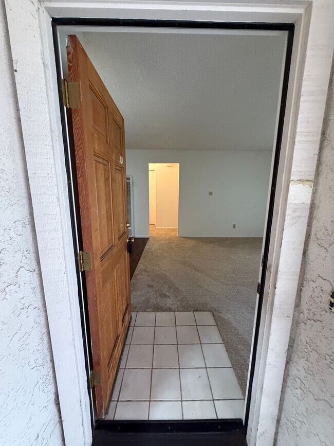 Building Photo - Quail Meadows Downstairs Condo with Easy A...