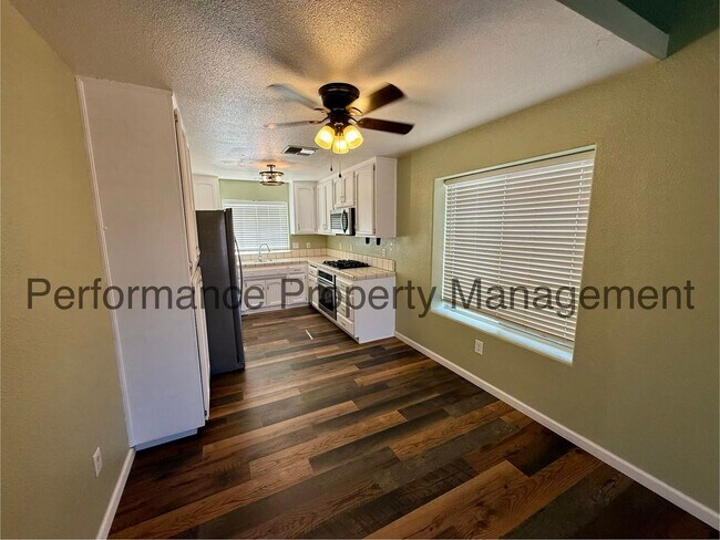 Foto del edificio - Updated 3 Bed/2 Bath Taft Home w/ Pool, Solar & $0 Deposit Option