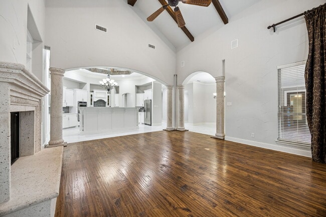 Building Photo - 2101 Miracle Point Dr