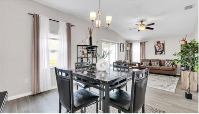 Building Photo - 417 Pinecrest Loop