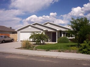 Building Photo - 404 W Grove Dr